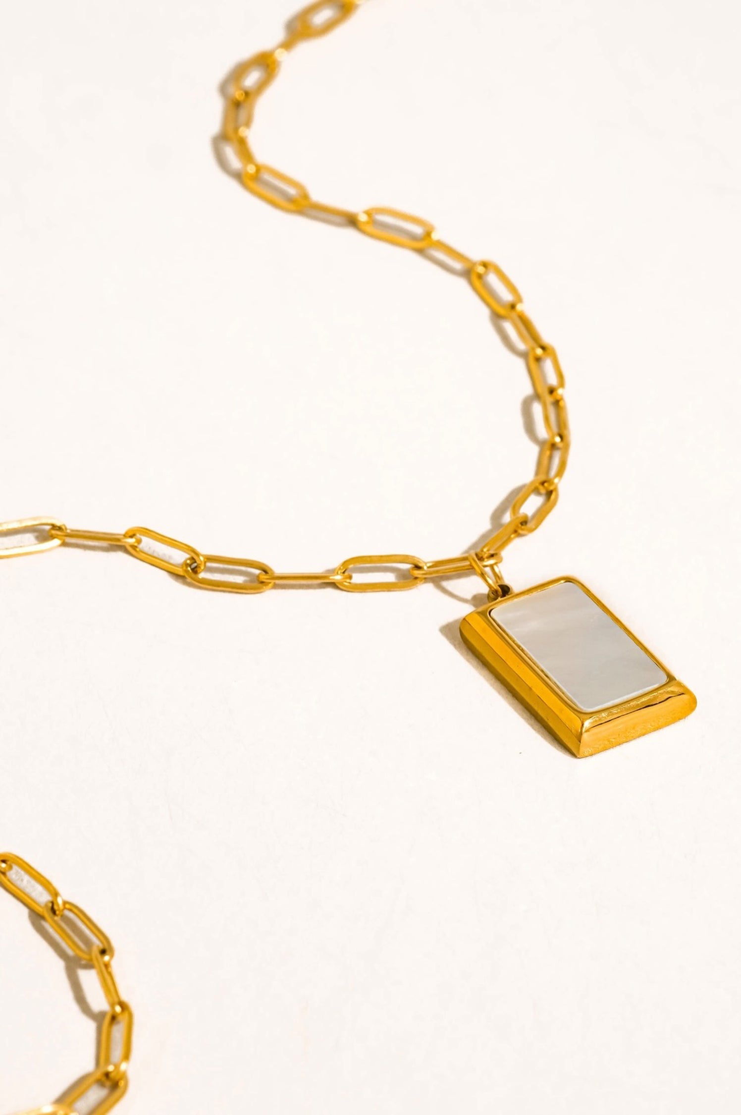 Versa Seashell Pendant Necklace
