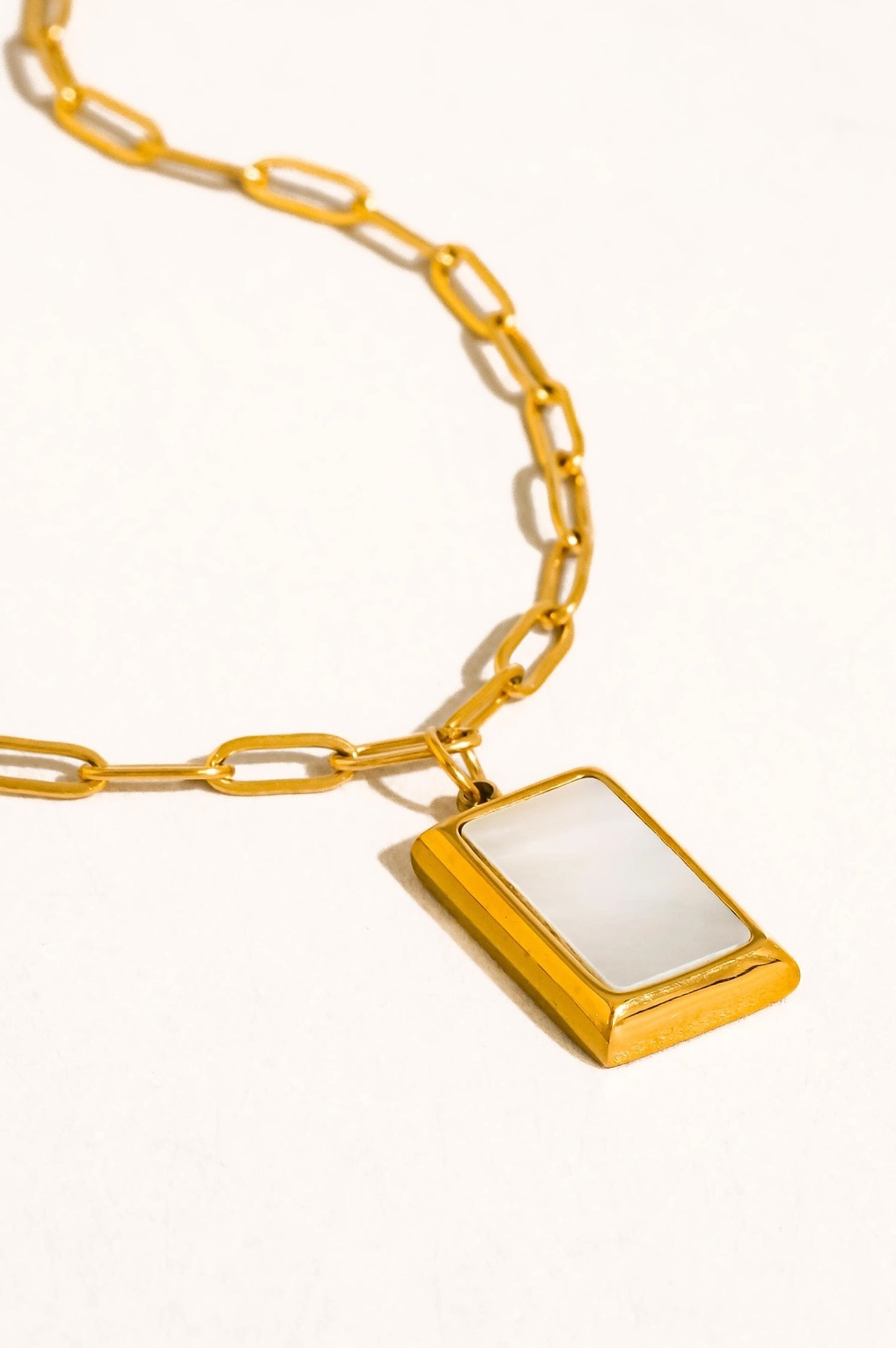 Versa Seashell Pendant Necklace