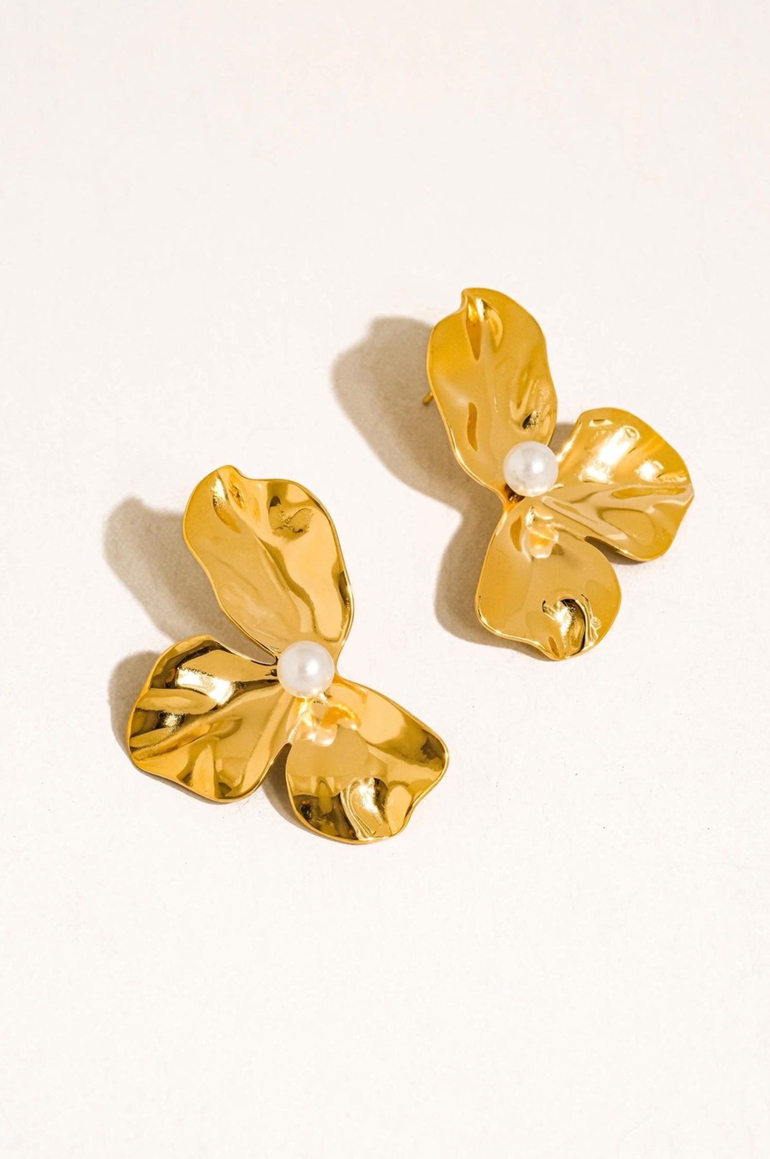 VINTESSA FLOWER SHELL PEARL EARRINGS