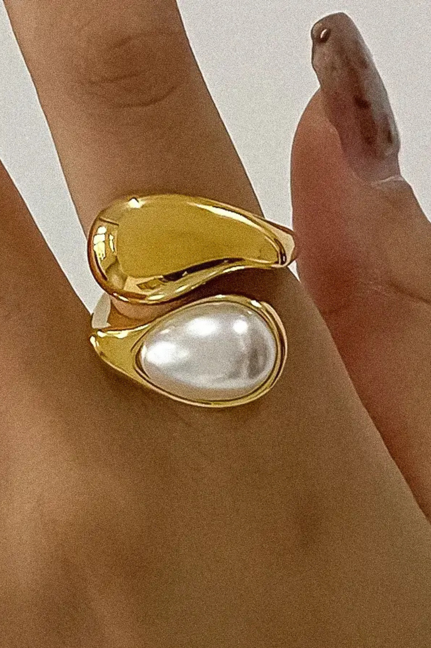 Sloan Pearl Wavy Ring
