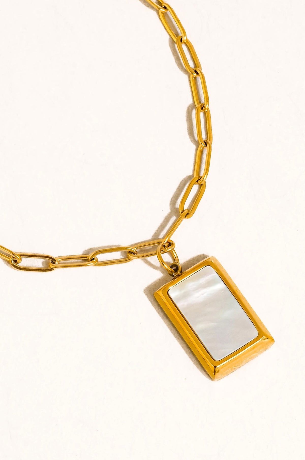 Versa Seashell Pendant Necklace