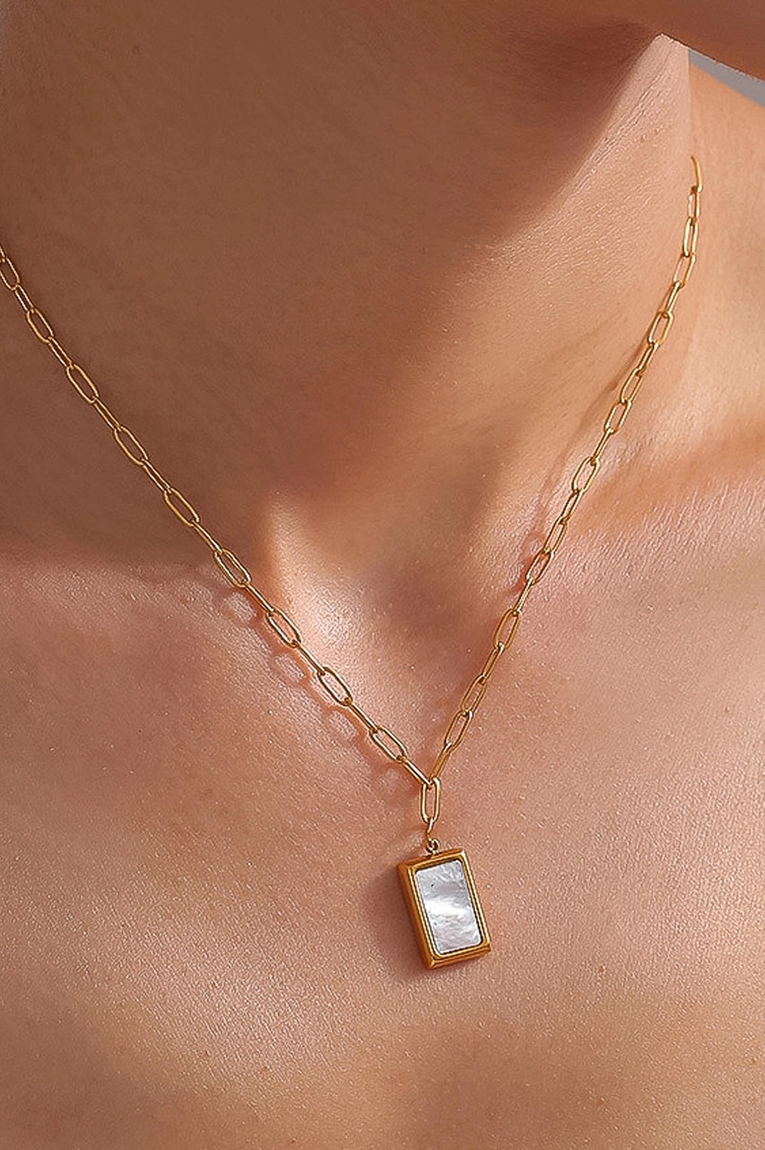 Versa Seashell Pendant Necklace