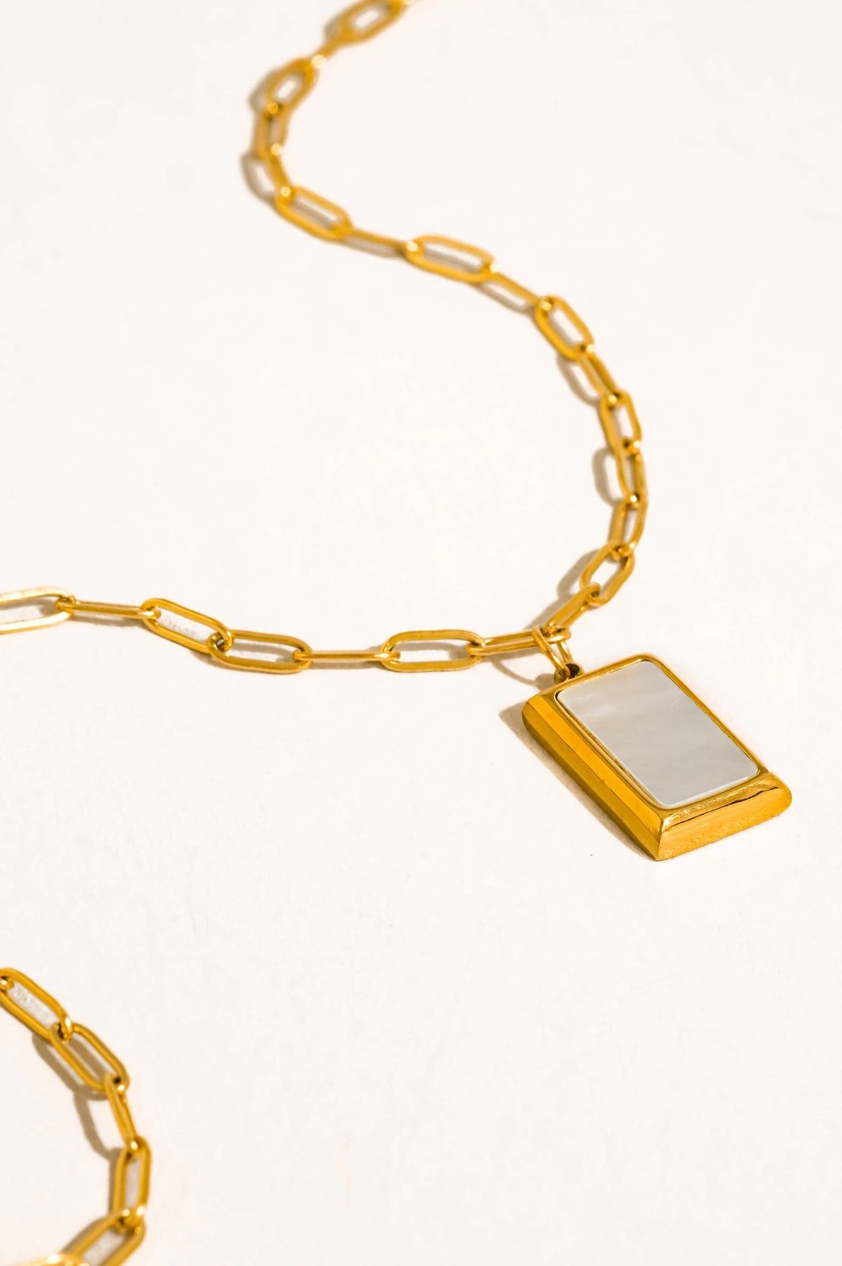 Versa Seashell Pendant Necklace