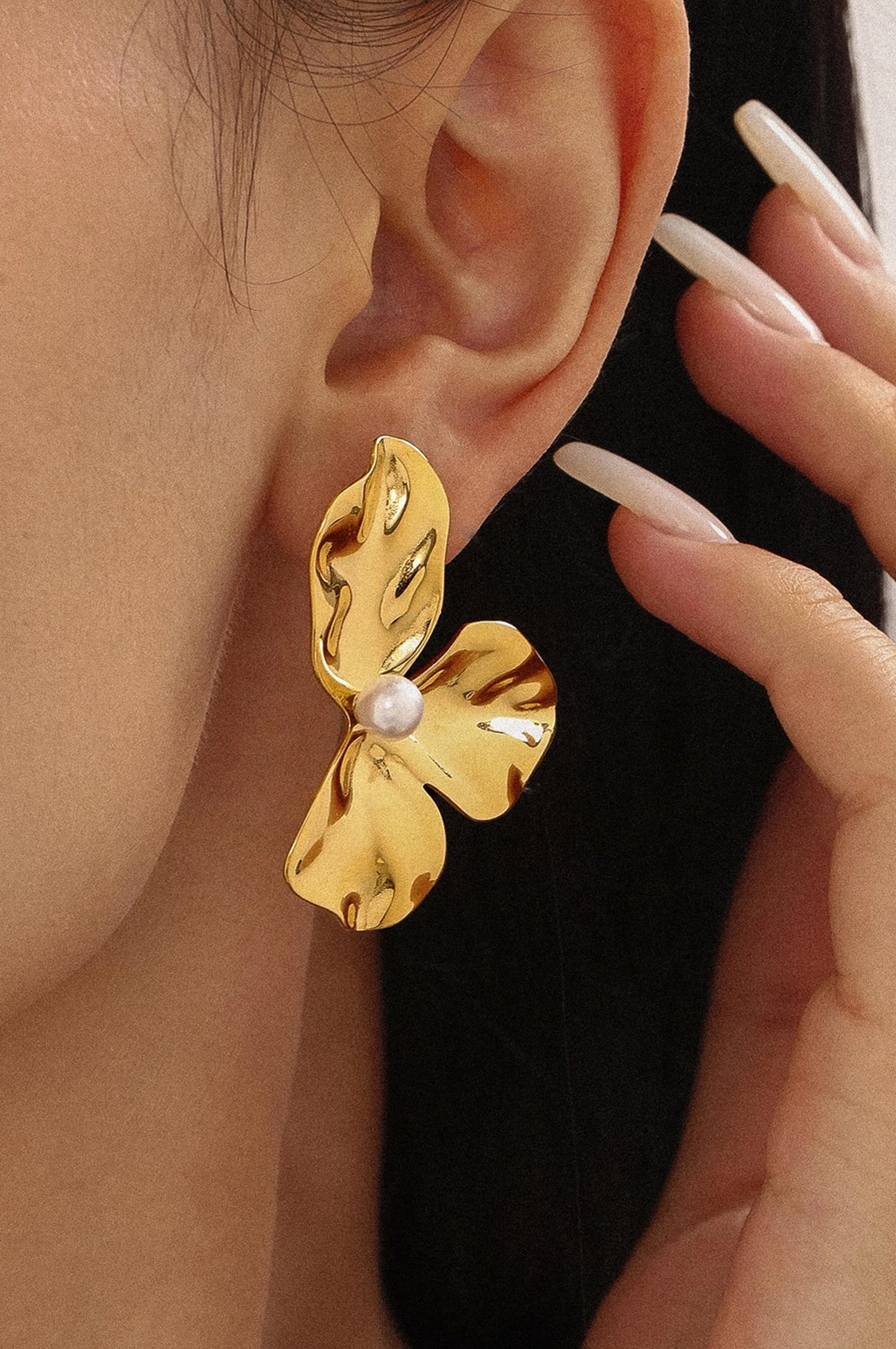 VINTESSA FLOWER SHELL PEARL EARRINGS